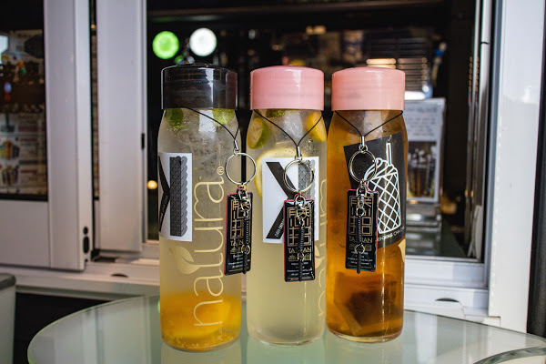 金色跑車開進台南最潮飲料店，還有超吸睛的『雷神之槌』造型瓶！