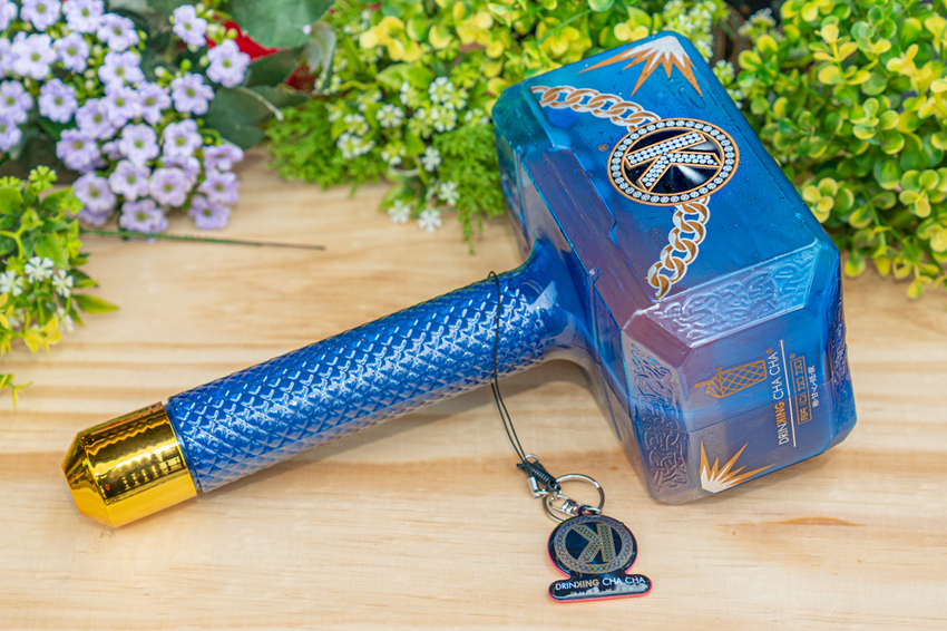 台南最ㄏ一花的飲料店在這裡！全新鎚子瓶，紅色藍色你選哪一個?