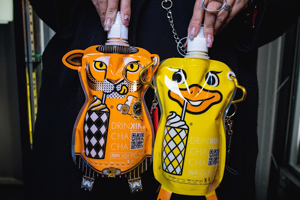 金色跑車開進台南最潮飲料店，還有超吸睛的『雷神之槌』造型瓶！