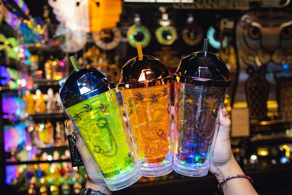 金色跑車開進台南最潮飲料店，還有超吸睛的『雷神之槌』造型瓶！