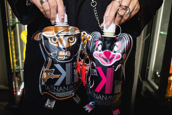 金色跑車開進台南最潮飲料店，還有超吸睛的『雷神之槌』造型瓶！