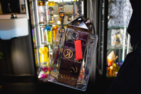 金色跑車開進台南最潮飲料店，還有超吸睛的『雷神之槌』造型瓶！