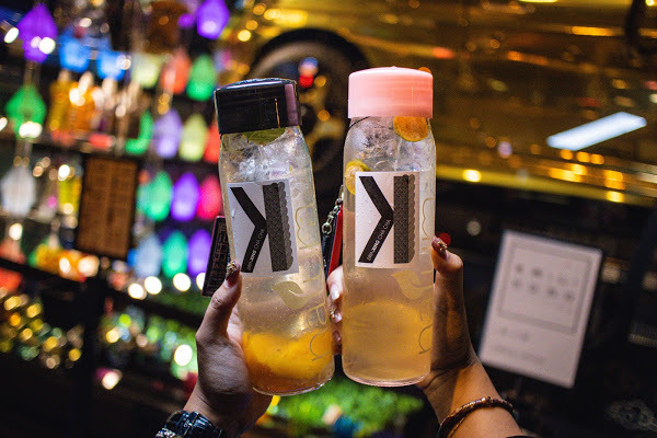 金色跑車開進台南最潮飲料店，還有超吸睛的『雷神之槌』造型瓶！