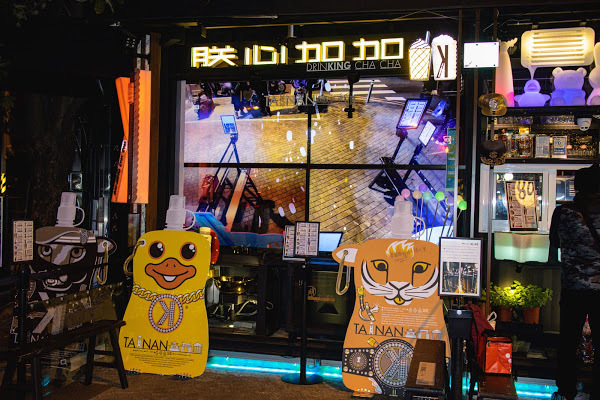 金色跑車開進台南最潮飲料店，還有超吸睛的『雷神之槌』造型瓶！