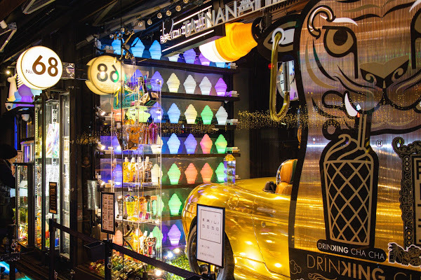 金色跑車開進台南最潮飲料店，還有超吸睛的『雷神之槌』造型瓶！