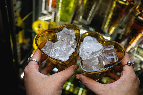 金色跑車開進台南最潮飲料店，還有超吸睛的『雷神之槌』造型瓶！