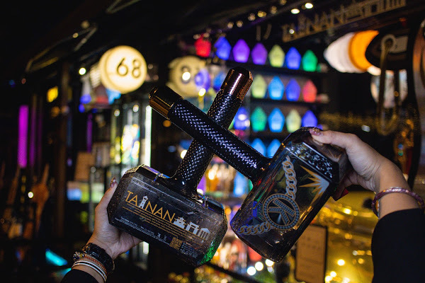 金色跑車開進台南最潮飲料店，還有超吸睛的『雷神之槌』造型瓶！