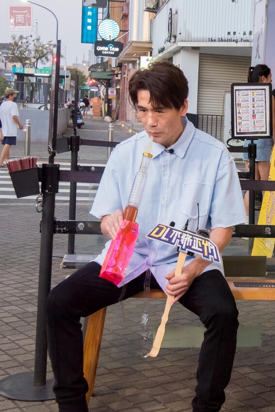 【臺南飲料】巧遇姑丈羅時豐錄節目，節目推薦疑似尿袋飲料(誤)，是撿到槍飲料造型造成搶購~~朕心加加 - 南人幫