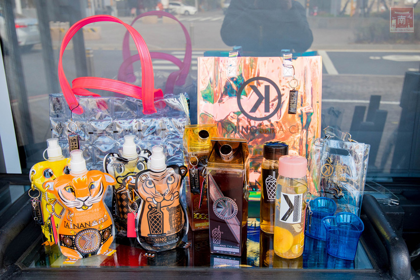 【臺南飲料】台南獨家在地味飲料瓶｜海安路新打卡地標｜泰式奶茶搭配網美瓶｜natura水果氣泡飲｜是飲料店也是文創品~~朕心加加 - 南人幫