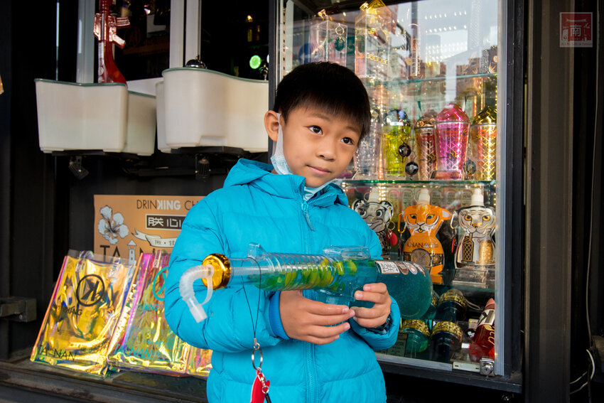 【臺南美食】台南最潮飲料店｜google海安路打卡點搜尋排名第一｜最新商品-撿到槍｜台南獨家文青飲料瓶｜虎年應景水袋~~朕心加加 - 南人幫