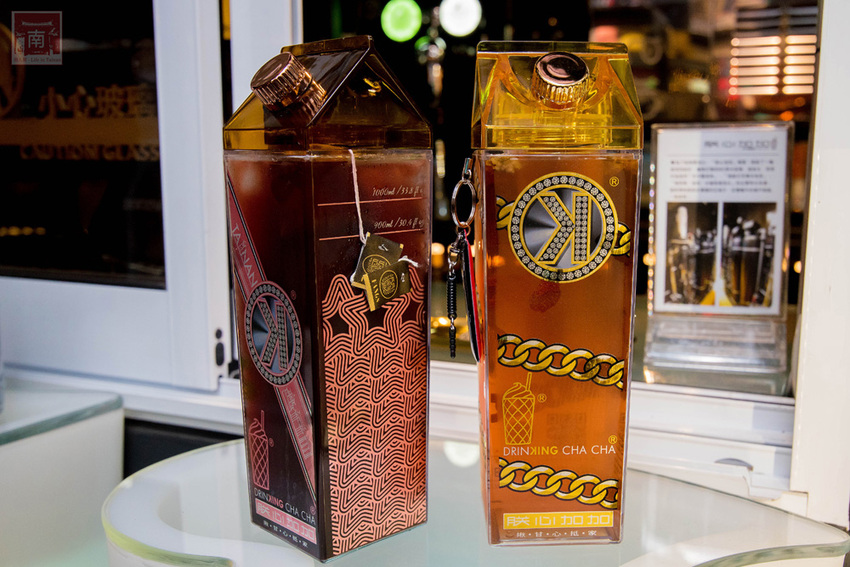 【臺南飲料】台南獨家在地味飲料瓶｜海安路新打卡地標｜泰式奶茶搭配網美瓶｜natura水果氣泡飲｜是飲料店也是文創品~~朕心加加 - 南人幫