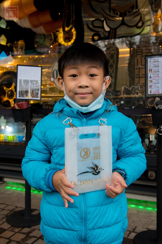 【臺南美食】台南最潮飲料店｜google海安路打卡點搜尋排名第一｜最新商品-撿到槍｜台南獨家文青飲料瓶｜虎年應景水袋~~朕心加加 - 南人幫