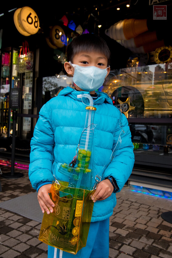 【臺南美食】台南最潮飲料店｜google海安路打卡點搜尋排名第一｜最新商品-撿到槍｜台南獨家文青飲料瓶｜虎年應景水袋~~朕心加加 - 南人幫