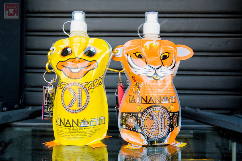 【臺南飲料】台南獨家在地味飲料瓶｜海安路新打卡地標｜泰式奶茶搭配網美瓶｜natura水果氣泡飲｜是飲料店也是文創品~~朕心加加 - 南人幫