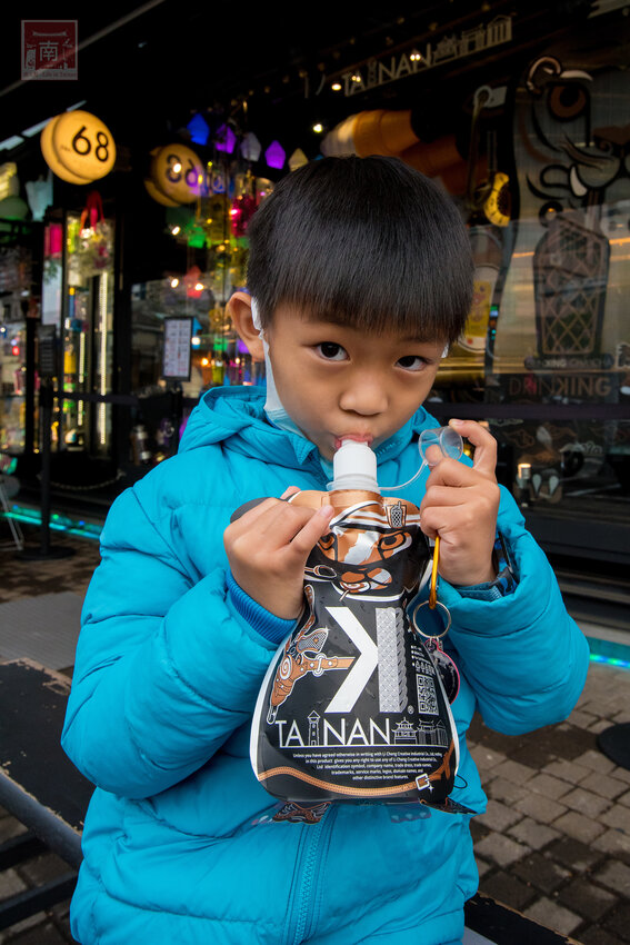 【臺南美食】台南最潮飲料店｜google海安路打卡點搜尋排名第一｜最新商品-撿到槍｜台南獨家文青飲料瓶｜虎年應景水袋~~朕心加加 - 南人幫