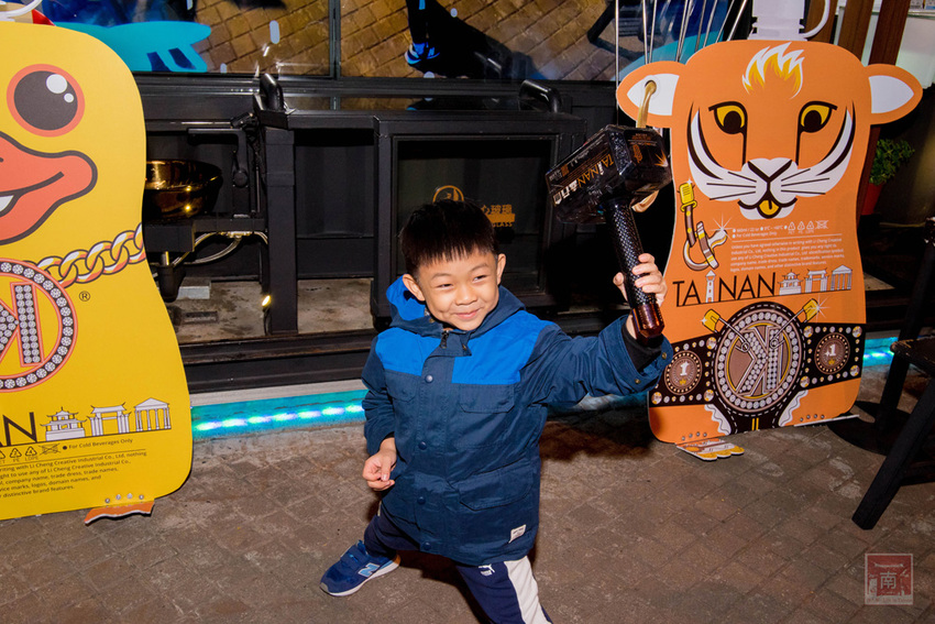 【臺南飲料】台南獨家在地味飲料瓶｜海安路新打卡地標｜泰式奶茶搭配網美瓶｜natura水果氣泡飲｜是飲料店也是文創品~~朕心加加 - 南人幫
