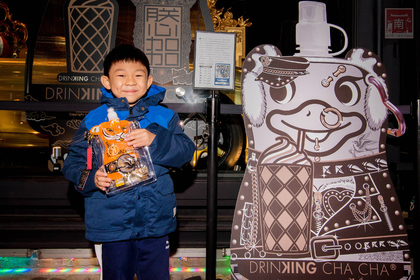 【臺南飲料】台南獨家在地味飲料瓶｜海安路新打卡地標｜泰式奶茶搭配網美瓶｜natura水果氣泡飲｜是飲料店也是文創品~~朕心加加 - 南人幫