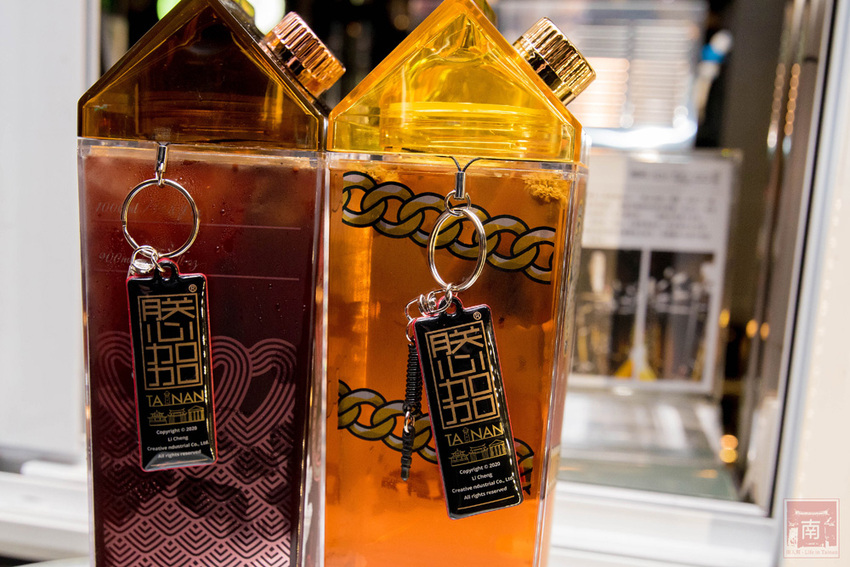 【臺南飲料】台南獨家在地味飲料瓶｜海安路新打卡地標｜泰式奶茶搭配網美瓶｜natura水果氣泡飲｜是飲料店也是文創品~~朕心加加 - 南人幫