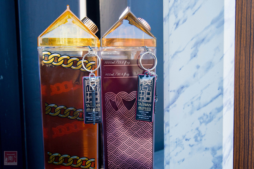 【臺南飲料】台南獨家在地味飲料瓶｜海安路新打卡地標｜泰式奶茶搭配網美瓶｜natura水果氣泡飲｜是飲料店也是文創品~~朕心加加 - 南人幫