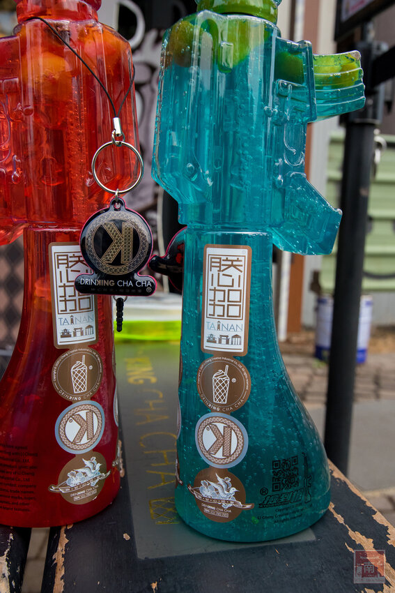 【臺南美食】台南最潮飲料店｜google海安路打卡點搜尋排名第一｜最新商品-撿到槍｜台南獨家文青飲料瓶｜虎年應景水袋~~朕心加加 - 南人幫