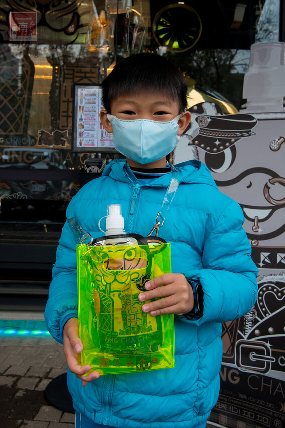 【臺南美食】台南最潮飲料店｜google海安路打卡點搜尋排名第一｜最新商品-撿到槍｜台南獨家文青飲料瓶｜虎年應景水袋~~朕心加加 - 南人幫