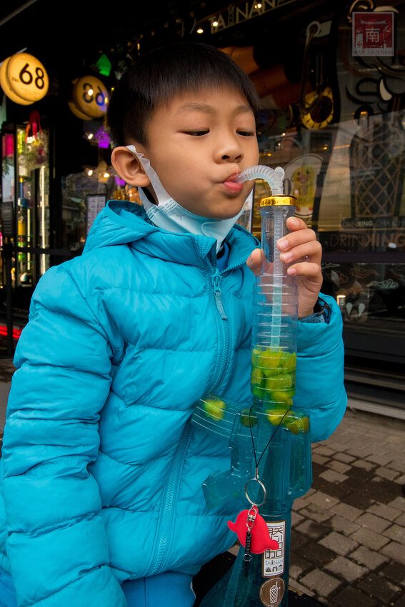 【臺南美食】台南最潮飲料店｜google海安路打卡點搜尋排名第一｜最新商品-撿到槍｜台南獨家文青飲料瓶｜虎年應景水袋~~朕心加加 - 南人幫