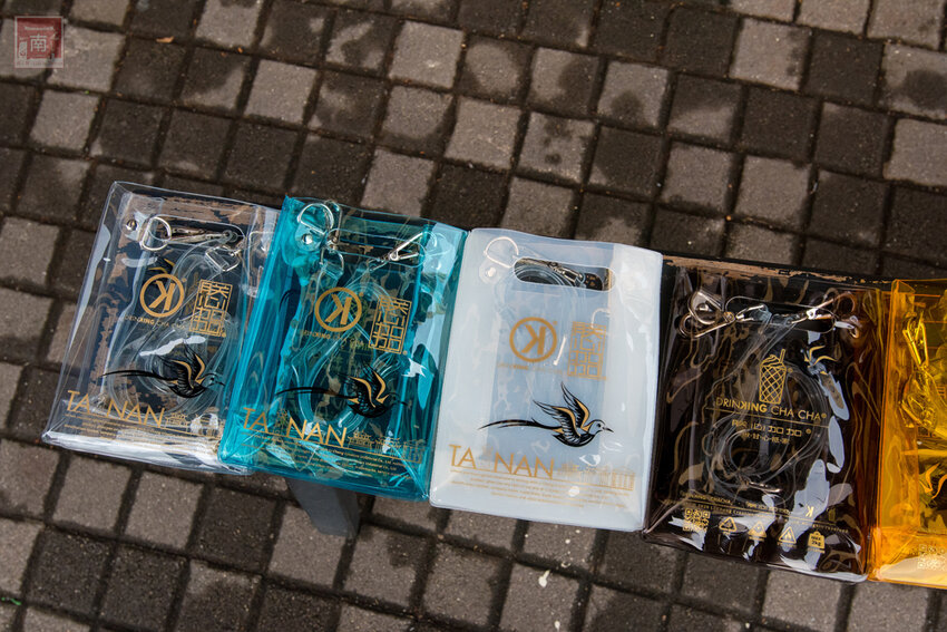 【臺南美食】台南最潮飲料店｜google海安路打卡點搜尋排名第一｜最新商品-撿到槍｜台南獨家文青飲料瓶｜虎年應景水袋~~朕心加加 - 南人幫