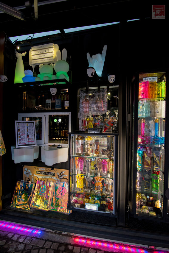 【臺南美食】台南最潮飲料店｜google海安路打卡點搜尋排名第一｜最新商品-撿到槍｜台南獨家文青飲料瓶｜虎年應景水袋~~朕心加加 - 南人幫