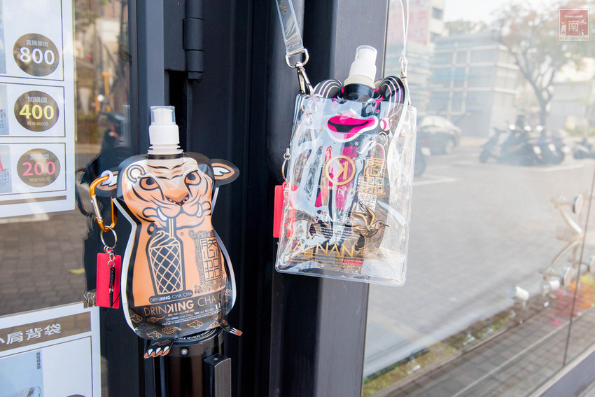 【臺南飲料】台南獨家在地味飲料瓶｜海安路新打卡地標｜泰式奶茶搭配網美瓶｜natura水果氣泡飲｜是飲料店也是文創品~~朕心加加 - 南人幫