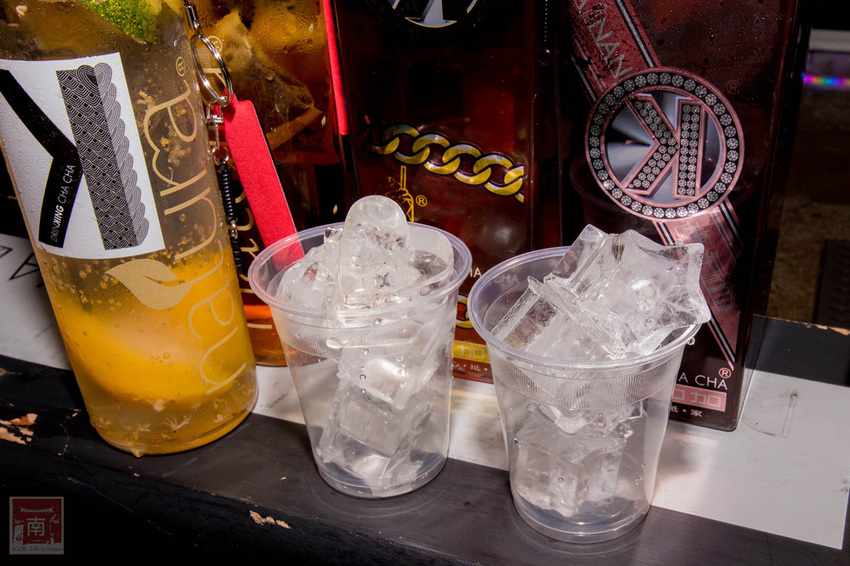 【臺南飲料】台南獨家在地味飲料瓶｜海安路新打卡地標｜泰式奶茶搭配網美瓶｜natura水果氣泡飲｜是飲料店也是文創品~~朕心加加 - 南人幫