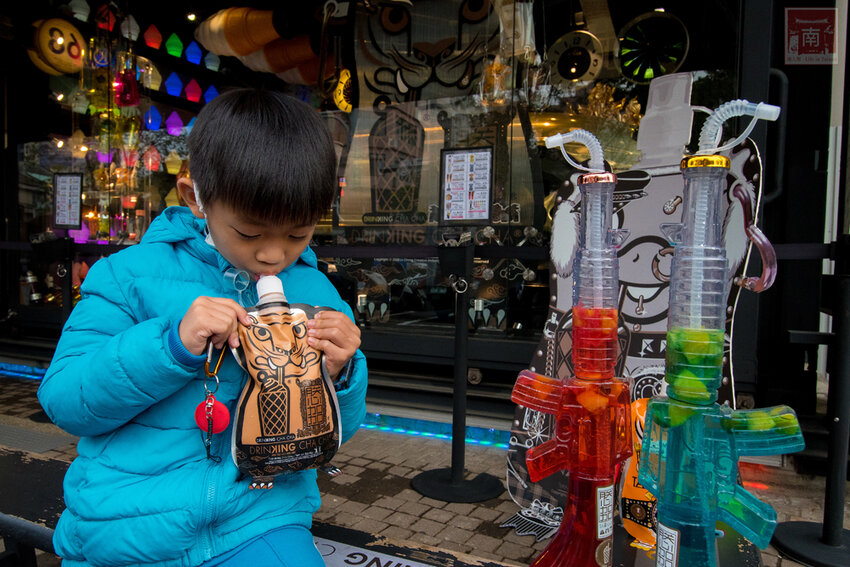 【臺南美食】台南最潮飲料店｜google海安路打卡點搜尋排名第一｜最新商品-撿到槍｜台南獨家文青飲料瓶｜虎年應景水袋~~朕心加加 - 南人幫