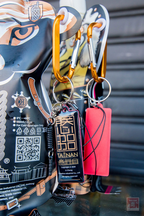 【臺南飲料】台南獨家在地味飲料瓶｜海安路新打卡地標｜泰式奶茶搭配網美瓶｜natura水果氣泡飲｜是飲料店也是文創品~~朕心加加 - 南人幫