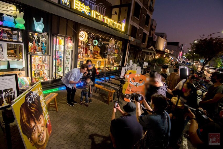 【臺南飲料】巧遇姑丈羅時豐錄節目，節目推薦疑似尿袋飲料(誤)，是撿到槍飲料造型造成搶購~~朕心加加 - 南人幫