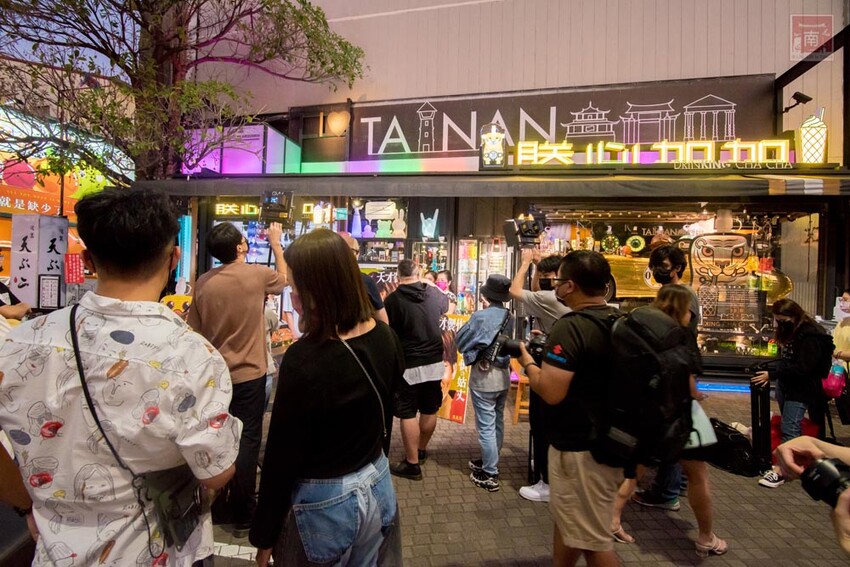 【臺南飲料】巧遇姑丈羅時豐錄節目，節目推薦疑似尿袋飲料(誤)，是撿到槍飲料造型造成搶購~~朕心加加 - 南人幫