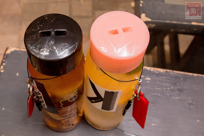 【臺南飲料】台南獨家在地味飲料瓶｜海安路新打卡地標｜泰式奶茶搭配網美瓶｜natura水果氣泡飲｜是飲料店也是文創品~~朕心加加 - 南人幫