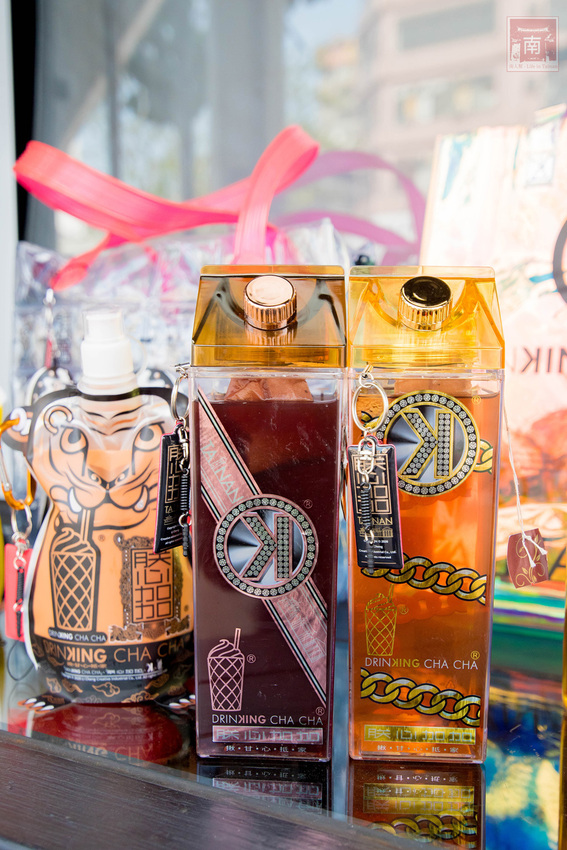 【臺南飲料】台南獨家在地味飲料瓶｜海安路新打卡地標｜泰式奶茶搭配網美瓶｜natura水果氣泡飲｜是飲料店也是文創品~~朕心加加 - 南人幫