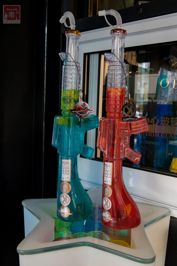 【臺南美食】台南最潮飲料店｜google海安路打卡點搜尋排名第一｜最新商品-撿到槍｜台南獨家文青飲料瓶｜虎年應景水袋~~朕心加加 - 南人幫