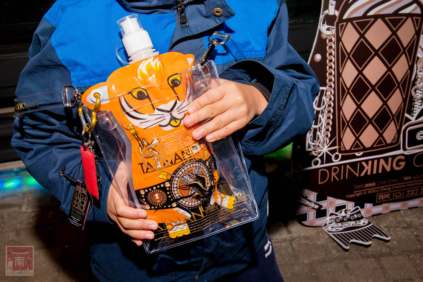 【臺南飲料】台南獨家在地味飲料瓶｜海安路新打卡地標｜泰式奶茶搭配網美瓶｜natura水果氣泡飲｜是飲料店也是文創品~~朕心加加 - 南人幫