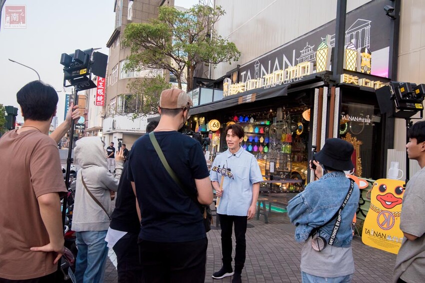 【臺南飲料】巧遇姑丈羅時豐錄節目，節目推薦疑似尿袋飲料(誤)，是撿到槍飲料造型造成搶購~~朕心加加 - 南人幫