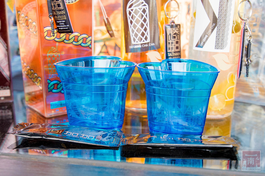 【臺南飲料】台南獨家在地味飲料瓶｜海安路新打卡地標｜泰式奶茶搭配網美瓶｜natura水果氣泡飲｜是飲料店也是文創品~~朕心加加 - 南人幫