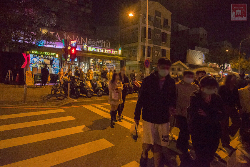 【臺南美食】台南最潮飲料店｜google海安路打卡點搜尋排名第一｜最新商品-撿到槍｜台南獨家文青飲料瓶｜虎年應景水袋~~朕心加加 - 南人幫