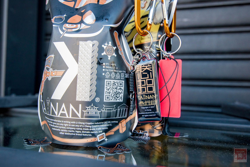 【臺南飲料】台南獨家在地味飲料瓶｜海安路新打卡地標｜泰式奶茶搭配網美瓶｜natura水果氣泡飲｜是飲料店也是文創品~~朕心加加 - 南人幫