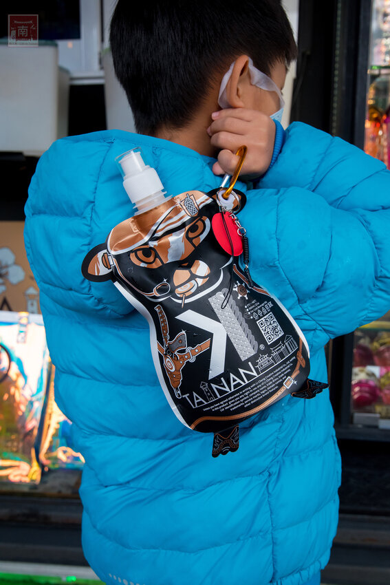 【臺南美食】台南最潮飲料店｜google海安路打卡點搜尋排名第一｜最新商品-撿到槍｜台南獨家文青飲料瓶｜虎年應景水袋~~朕心加加 - 南人幫