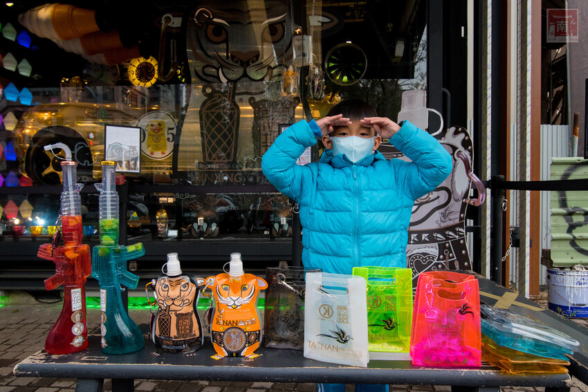 【臺南美食】台南最潮飲料店｜google海安路打卡點搜尋排名第一｜最新商品-撿到槍｜台南獨家文青飲料瓶｜虎年應景水袋~~朕心加加 - 南人幫