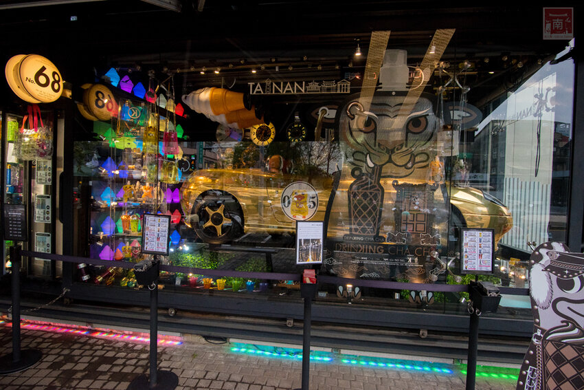 【臺南美食】台南最潮飲料店｜google海安路打卡點搜尋排名第一｜最新商品-撿到槍｜台南獨家文青飲料瓶｜虎年應景水袋~~朕心加加 - 南人幫