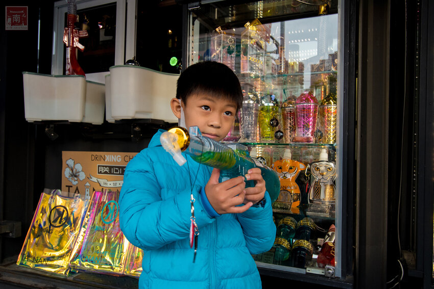 【臺南美食】台南最潮飲料店｜google海安路打卡點搜尋排名第一｜最新商品-撿到槍｜台南獨家文青飲料瓶｜虎年應景水袋~~朕心加加 - 南人幫
