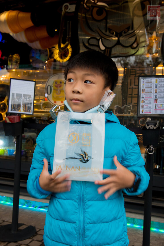 【臺南美食】台南最潮飲料店｜google海安路打卡點搜尋排名第一｜最新商品-撿到槍｜台南獨家文青飲料瓶｜虎年應景水袋~~朕心加加 - 南人幫