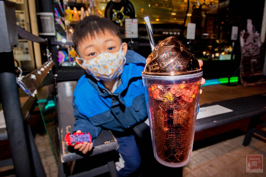 【臺南飲料】台南獨家在地味飲料瓶｜海安路新打卡地標｜泰式奶茶搭配網美瓶｜natura水果氣泡飲｜是飲料店也是文創品~~朕心加加 - 南人幫