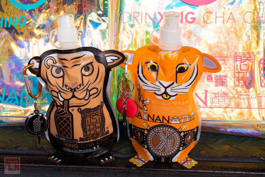 【臺南美食】台南最潮飲料店｜google海安路打卡點搜尋排名第一｜最新商品-撿到槍｜台南獨家文青飲料瓶｜虎年應景水袋~~朕心加加 - 南人幫