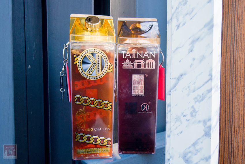 【臺南飲料】台南獨家在地味飲料瓶｜海安路新打卡地標｜泰式奶茶搭配網美瓶｜natura水果氣泡飲｜是飲料店也是文創品~~朕心加加 - 南人幫